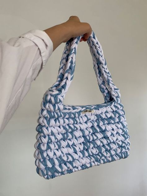 T Shirt Yarn Purse Free Pattern, T Shirt Yarn Bags Free Pattern, T Shirt Yarn Projects, Crochet Clutch Pattern, Crochet Shoulder Bags, Tote Bag Tutorial, O Bag, Crochet Weaves, Trendy Crochet