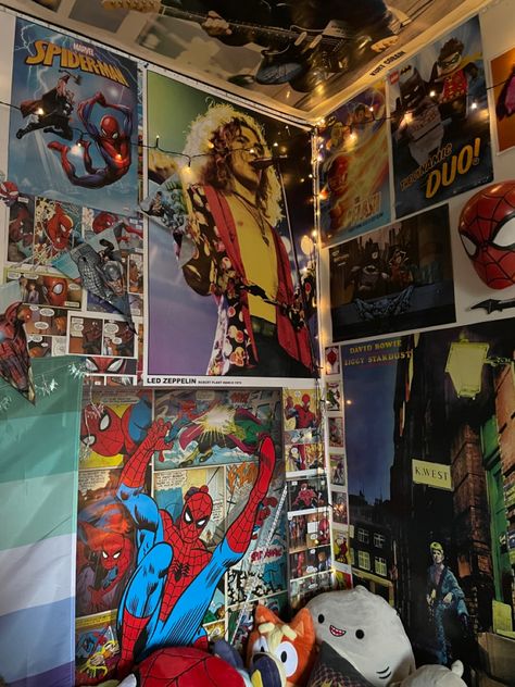 Spiderverse Room Decor, Spiderman Room Ideas Aesthetic, Room Inspo Spiderman, Nerd Shelves, Spiderman Bedroom Aesthetic, Bedroom Ideas Skater, Spider Man Room Aesthetic, Spiderman Room Aesthetic, Spiderman Room Ideas