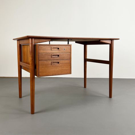 Listed on VNTG.com: Small & elegant Teak Desk, 1960s | #vntg #vintage 1950s Desk, Small Writing Desk, Teak Desk, Small Desk, Writing Desk, Vintage Design, Corner Desk, Teak, 1960s