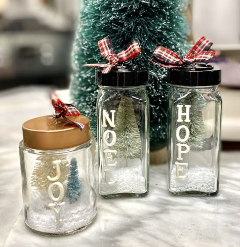 Create beautiful ornaments using recycled spice jars. Homeroad.net #ornaments #christmas #bottlebrushtrees #homeroad Spice Jar Crafts, Tiny Jar Crafts, Grinch Christmas Decorations Diy, Christmas Upcycle, Homemade Christmas Presents, Tiny Glass Jars, Christmas Cookie Party, Recycled Jars, Jars Snow