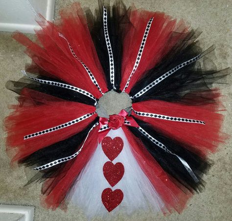 Diy Queen Of Hearts Skirt, Plus Size Queen Of Hearts Costume Diy, Homemade Queen Of Hearts Costume Diy, Queen Of Hearts Diy Costume Women, Diy Queen Costume, Red Queen Costume Diy, Diy Queen Of Hearts Costume Women, Queen Of Hearts Costume Diy Women, Queen Of Hearts Diy Costume