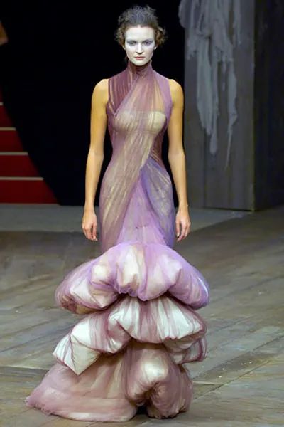 Alexander McQueen Spring 2007 Ready-to-Wear Collection - Vogue Mcqueen Couture, Mcqueen Runway, Alexander Mcqueen Couture, Alexander Mcqueen Ready To Wear, Alexander Mcqueen Runway, Alexander Mcqueen Savage Beauty, Mcqueen Dress, Valentino Gowns, Valentino Dress