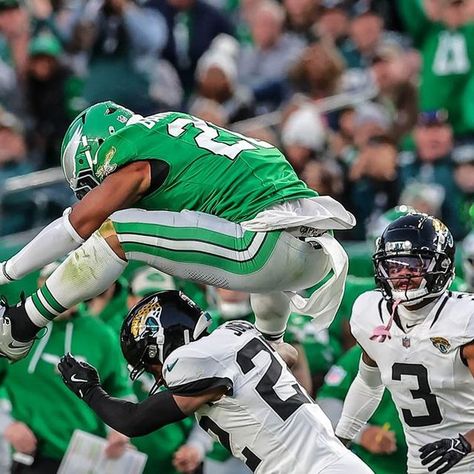 Philadelphia Eagles on Instagram: "HOW @saquon?! 😱  📺: CBS" Saquon Barkley Eagles Wallpaper, Saquon Barkley Eagles, Eagles Wallpaper, Philly Sports, Saquon Barkley, Philadelphia Eagles, Eagles, Philadelphia, Nfl