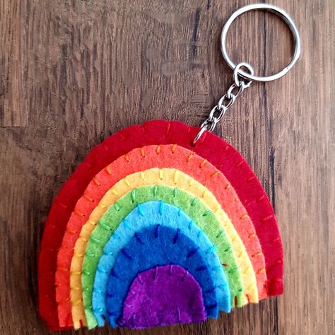 Felt Keyrings, Felt Keyring, Felt Keychain, Felt Crafts Patterns, Felt Crafts Christmas, Felt Gifts, Felt Jewelry, Clothes Pin Crafts, Felt Pattern