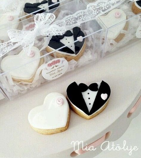 Groom Cookies, Mini Bride, Wedding Cake Cookies, Edible Wedding Favors, Wedding Treats, Wedding Favors Cheap, Wedding Gifts For Guests, Wedding Souvenirs, Guest Gifts