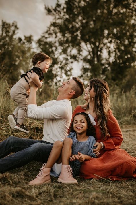 Best Family Photoshoot, Family Photo Poses Sitting Down, Family Mini Photoshoot, Family Photoshoot With Two Daughters, Posing Family Photos, Cute Fall Photoshoot Ideas Family, Sit Down Family Poses, Sitting Poses For Family Pictures, Christmas Family Poses Picture Ideas