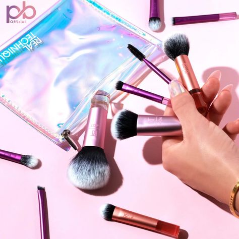 Real Techniques Travel Fantasy 10 in 1 Mini Brush Kit Set with Travel Bag Price 3,499 -/ Only Shop Now: https://purebeauty.pk/product/real-techniques-travel-fantasy-mini-brush-set-10-piece-makeup-kit-with-travel-bag-ultraplush-synthetic-brushes/ Harry Potter Makeup Brushes, Travel Size Makeup Brushes, Shading Brush, Mini Brush, Eye Makeup Tools, Highlighter Brush, Mini Makeup, Real Techniques, Brush Kit