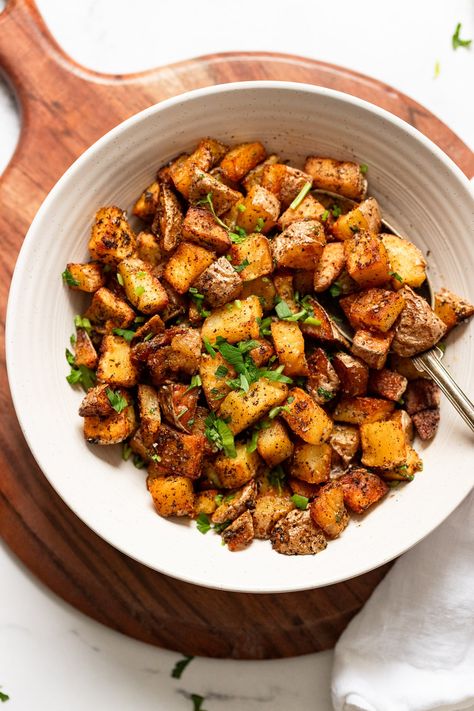 Start your day off right with these crispy breakfast potatoes made with creamy red potatoes. The interior stays light and fluffy, while the exterior crisps up in a skillet on the stovetop, cooked with the perfect blend of spices. Skillet Red Potatoes, Red Potato Recipes Stovetop, Quick Potato Recipes, Breakfast Potatoes Skillet, Crispy Breakfast Potatoes, Skillet Breakfast, Red Potato Recipes, Skillet Potatoes, Breakfast Skillet