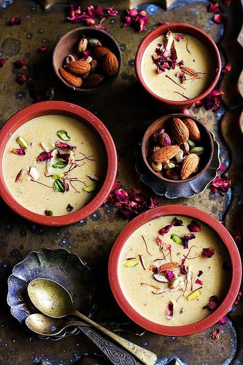 Phirni Recipe, Indian Rice Pudding, Sweet Pongal, Small Clay Pot, Rice Desserts, Holi Party, Clay Bowls, Indian Rice, Creamy Rice