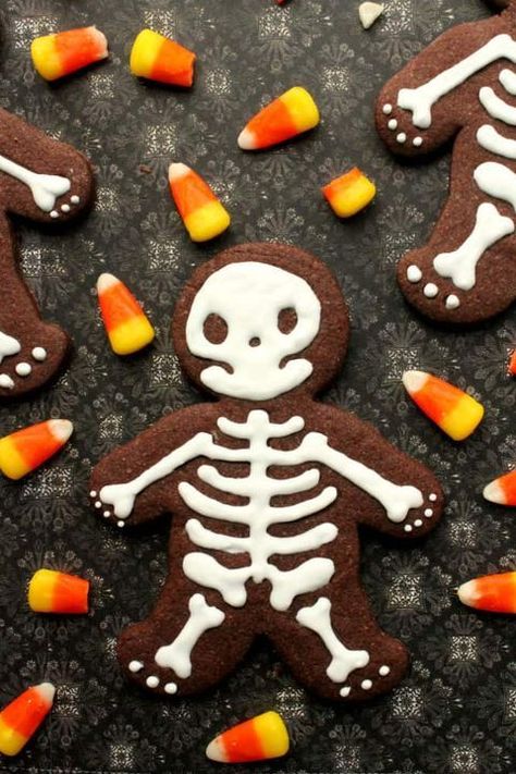 skeleton cut out cookies halloween cookies Skeleton Cookies, Pumpkin Spice Sugar Cookies, Easy Halloween Cookies, Halloween Cookie Recipes, Halloween Baking, Halloween Chocolate, Cookies Decorated, Halloween Snacks, Halloween Desserts