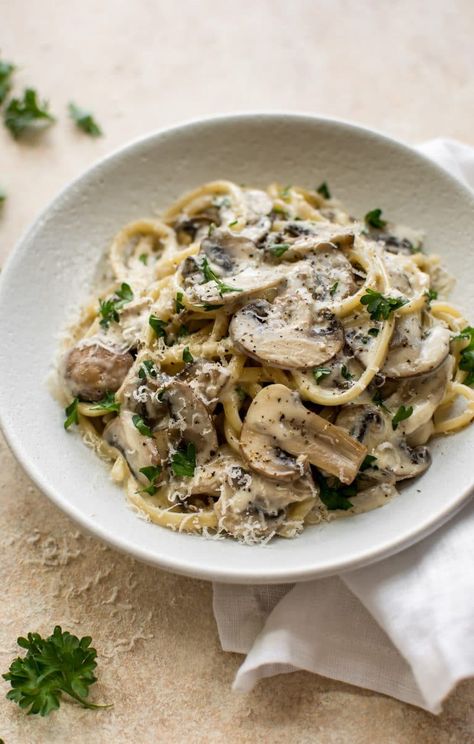 This perfectly creamy white wine mushroom pasta dish makes the most delicious vegetarian dinner! It's simple to make and ready in half an hour. Vegetarian Dinner Party, Mushroom Pasta Sauce, Mushroom Recipes Pasta, Pasta Vegetariana, Creamy Mushroom Pasta, Mushroom Pasta, Deilig Mat, Vegetarian Dinner, Delicious Vegetarian