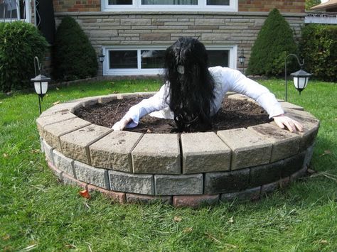 My Handmade Home: DIY: Scary Well from the Movie "The Ring" Front Yard Halloween Decorations, Officer Costume, Halloween Diy Outdoor, Halloween Outside, Easy Diy Halloween Decorations, Halloween Decorations Diy Outdoor, Adornos Halloween, Scary Halloween Decorations, Halloween Illustration