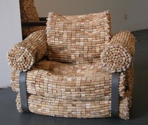 It's made from #corks! Doesn't it look decliciusly comfy? Recycled Furniture Design, Fire Starters Diy, Leftover Wine, Recycle Design, Recycled Wine Corks, Cork Projects, Wine Craft, Cork Diy, Cork Art