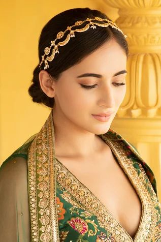 Pearl Highlights, Jewel Makeup, Vintage Indian Jewelry, Simple Necklace Designs, Bridal Hair Bands, Bridal Jewelry Sets Brides, Ethnic Dresses, Moon Drop, Matha Patti