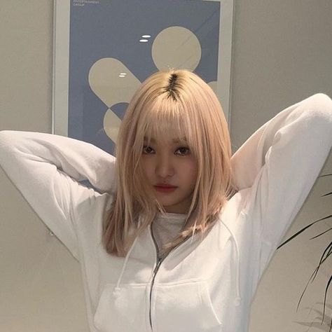 Ningning Blonde, Define Feminine, Blonde Bangs, Hair Icon, Short Blonde Hair, Silver Hair, Hairstyles With Bangs, South Korean Girls, Hair Inspo