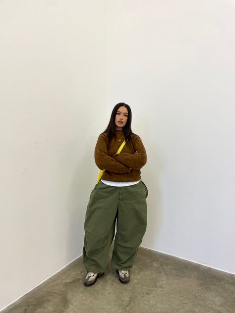 Green Pants Outfit Black Women, Green Carpenter Pants Outfit, Green Cargo Pants Outfit Winter, Outfits With Green Cargo Pants, Green Parachute Pants Outfit, Earth Tone Outfits Aesthetic, Green And Brown Outfit, Carpenter Pants Outfit, Brown Cargo Pants Outfit