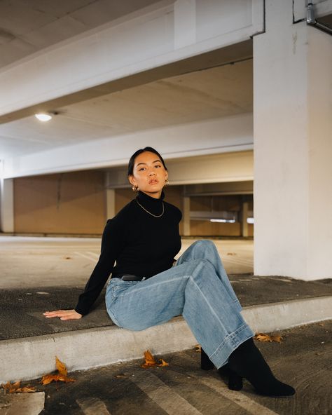 Turtle Neck And Flare Jeans, Black Turtleneck Outfit Photoshoot, Blue Jeans Black Turtleneck Outfit, Winter Turtleneck Top For Streetwear, Black Turtleneck Portrait, Black Turtleneck Outfit, Vogue Vintage, Turtleneck Outfit, Black Turtleneck