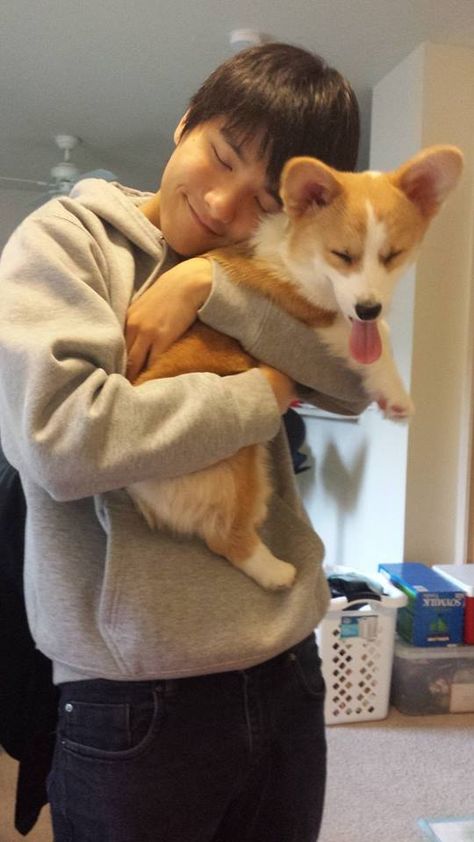 Everything about this picture makes me happy. Hugging Pet Reference, Hugging Dog Reference, Hugging Dog, Puppy Hug, Corgi Puppies, Big Friends, Cute Photo, Corgi Puppy, Cute Face