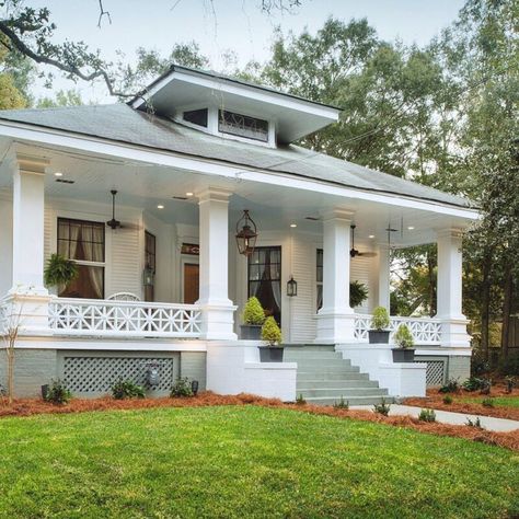 Rustic Farmhouse Front Porches, Farmhouse Front Porch Decorating, Balkon Decor, Craftsman Bungalow, Bungalow Homes, Casas Coloniales, Cape Cod House, Scott Mccall, Craftsman Style Homes