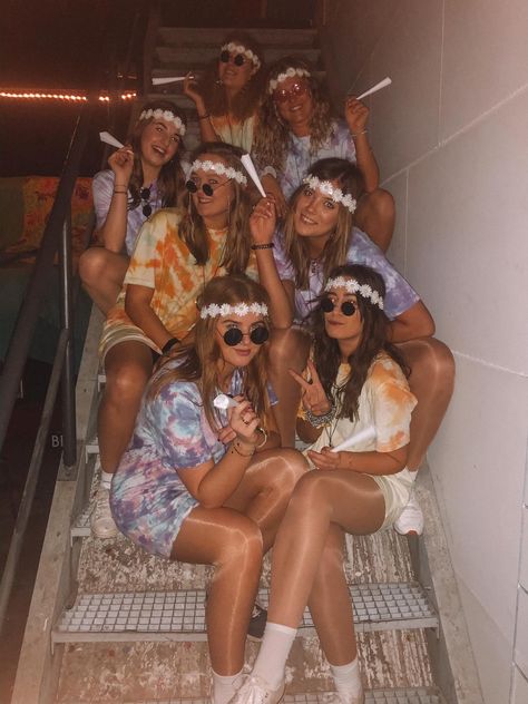 Woodstock Party Outfit College, Hippie Outfits Carnaval, Margaritaville Outfit, Carnaval Hippie, Hippie Carnaval, Outfits Carnaval, Margaritaville Party, House Themes, Carnaval Outfit