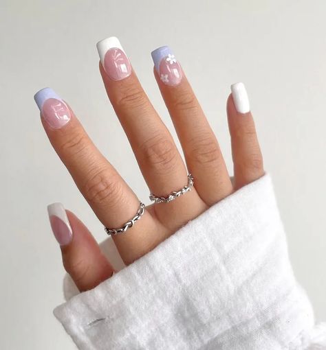 Mid Length Simple Nails, Summer Nails Art Ideas, Summer Nails Short Purple, Flower Pattern Nail Design, Bias Nail Designs, Nail Inspo 10-12, Coffin Acrylic Nails Flowers, Short Light Purple Nails With Design, Lilac French Tip Nails Square