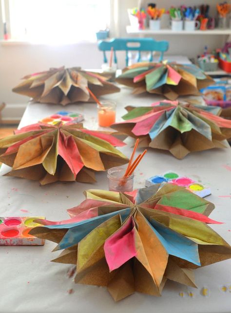 Make giant stars from paper lunch bags, then paint with tempera cakes. Perfect craft for teens and tweens. Paper Bag Stars, Atrapasueños Diy, Paper Lunch Bags, Paper Lunch, Diy And Crafts Sewing, Craft Wedding, Crafts For Girls, Studio Decor, Crafts For Teens