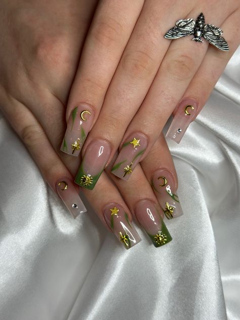 Short Green Square Acrylic Nails, Unique Green Nails, Earthy Nails Designs Square, Green With Gold Nails, Green Gold Nails Ideas, Green Square Acrylic Nails, Green And Gold Acrylic Nails, Square Nails Green, Green And Gold Nails Acrylic