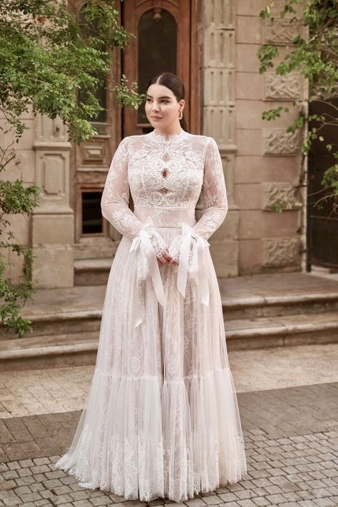 Long Sleeve Wedding Dress Plus Size Vintage, Simple Bride Dress Plus Size, Vintage Wedding Dress Curvy, Best Gown For Plus Size, Curvy Bride Long Sleeve Dress, Elegant Plus Size Dresses Wedding, Civil Wedding Outfit The Bride Plus Size, Long Sleeve Wedding Dress For Plus Size, Fall Bridal Gowns