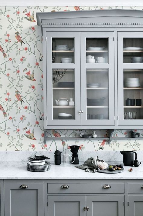 Light Grey Kitchen Cabinets, Light Grey Kitchens, Wallpaper Kitchen, Sandberg Wallpaper, American Kitchen, Classic Wallpaper, Cottage Kitchens, W Wallpaper, Grey Kitchen Cabinets