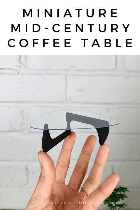 Modern Miniatures, Dollhouse Furniture Tutorials, Dollhouse Table, Miniature Coffee, Small Coffee Shop, Modern Dollhouse Furniture, Mini Stuff, Barbie Diorama, Diy Barbie Furniture