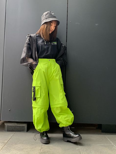 Neon Pants Outfit, Punk Inspired Outfits, Neon Pants, Earth Clothes, Neon Outfits, Samara, Pants Outfit, Parachute Pants, Nct