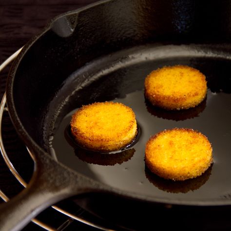 Polenta Cakes Polenta Dishes, Uruguay Food, Uruguayan Food, Prom Decorations, Polenta Fries, Polenta Cakes, Polenta Recipes, Asiago, Cereal Recipes