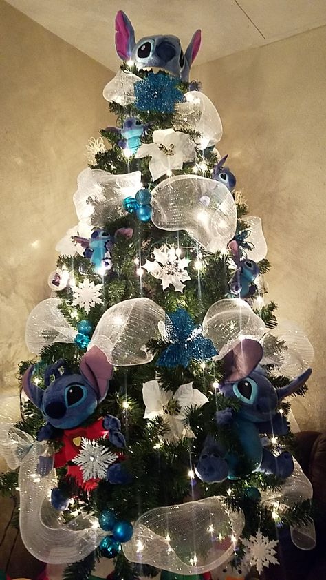 Pino de stitch 2017  😍😘 Christmas Stitch Tree, Stitch Tree Topper, Stitch Tree Disney, Christmas Tree Ideas Stitch, Lilo Stitch Christmas Tree, Lilo And Stitch Christmas Decorations, Stitch Christmas Tree Disney, Christmas Tree Stitch Disney, Stitch Christmas Tree Ideas