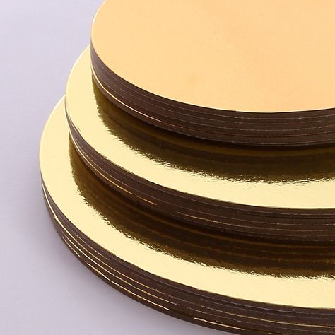 This cake board is made of high quality paper, super strong and sturdy. Eco-friendly thanks to the high grade paper cardboard used. 🎂INCLUDES: Set of 3 pieces (one of each size) or Set of 18 pieces (6 of each size) 🎂MATERIAL: Paper 🎂COLOR: Silver or Gold 🎂SIZE: 6, 8 and 10 inches Durable and lightweight cake paper boards for keeping the cake turntable clean. These round cake boards are durable and strong. A perfect addition to your cake decorating supplies. The surface has a protective film Christmas Sweet Table, Sweet Table Decorations, Cardboard Cake Stand, Cardboard Cake, Pretty Cake Stands, Sweet Table Wedding, Cake Turntable, Display Cake, Cake Paper