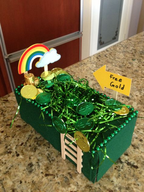 Leprechaun Trap: Cover a tissue box with green felt or paper. Cut a hole in the felt where the hole is in the box. Glue one side of the felt cutout around the edge of the hole to make the trap door. Cover with green grass and secure with glue. Glue on gold coins, Rolos, beads or anything shiny, and add a rainbow. Make a ladder with popsicle sticks. Leprechaun Traps Ideas For Kids, Leprechaun Traps Ideas, Leprechaun Activities, Leprechaun Trap Project, Leprechaun Tricks, St Patricks Decorations, Leprechaun Craft, St Patricks Crafts, St Patricks Day Crafts For Kids