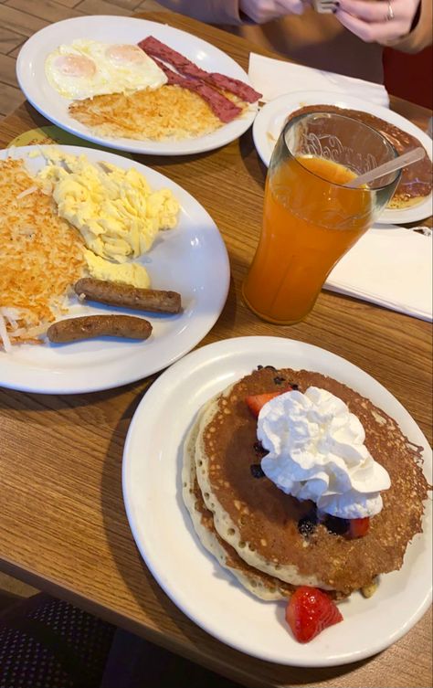 pancakes strawberry blueberry whipped creme hash browns scrambled eggs sausage bacon fanta breakfast brunch cravings aesthetic denny’s Dennys Breakfast, Cravings Aesthetic, Pancakes Strawberry, Mcdonalds Breakfast, Breakfast Aesthetic, Breakfast Platter, Food Buffet, Drink Aesthetic, Food Plate