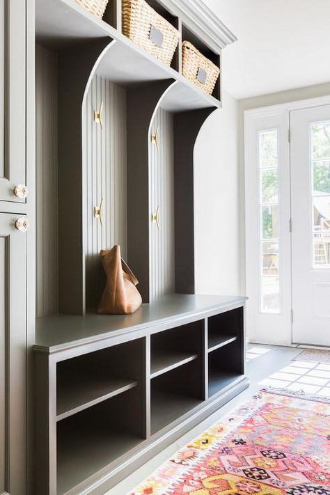 Alyssa Rosenheck - Julie Couch Interiors - Amazing mudroom features gray beadboard lockers lined with brass hooks over a mudroom bench fitted with stacked open cubbies used as shoe shelves alongside a pink kilim rug. Contemporary Shelf Design, Beadboard Mudroom, Gray Beadboard, Small Mudroom, Small Mudroom Ideas, Farmhouse Mudroom, Entryway Decor Small, Wooden Cubby, Mudroom Lockers