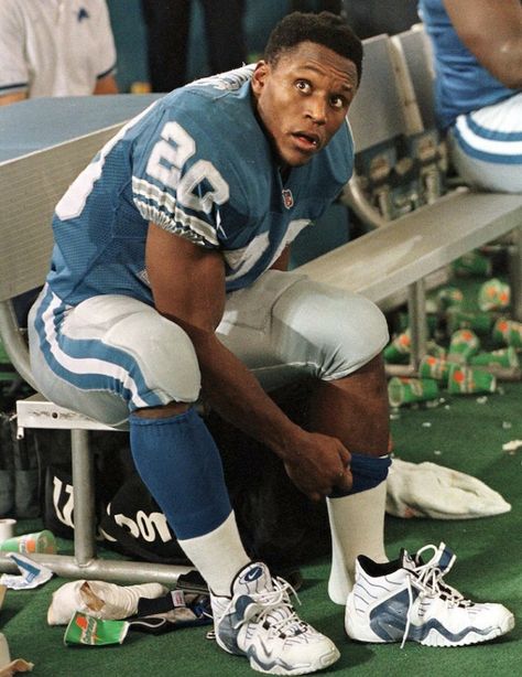 BARRY SANDERS  #barrysanders #sanders #lions #detroit #detroitlions #nfl #barrysanders20 Nfl Legends, Nfl Art, Football Board, Nfl Highlights, Lions Pride, Barry Sanders, Nfl Football Pictures, Nfl Football Art, Detroit Sports