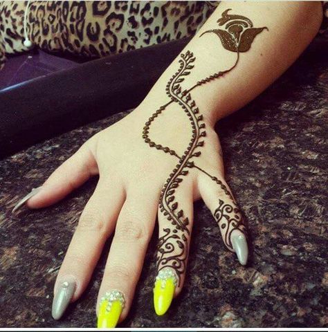 Light style with henna Arabian Mehndi Design, Mehndi Outfits, Leg Mehndi, Mehndi Style, Legs Mehndi Design, Design Henna, Beautiful Henna Designs, Circle Mehndi Designs, Unique Mehndi Designs