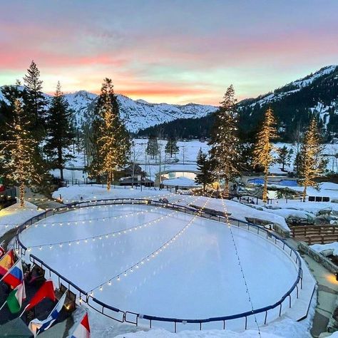 Planning a trip to the snow this winter in California? Here's a list of the best hotels to visit this winter in Lake Tahoe! #erinsfaketravelshow #travel #hotels #familytrip #wintervacation #snowtrip #tahoe #laketahoe #california #beautifuldestinations Winter In California, Lake Tahoe Hotels, Tahoe Winter, Travel Vibes, Snow Trip, Bachelorette Trip, Winter Vacation, Planning A Trip, Family Trip