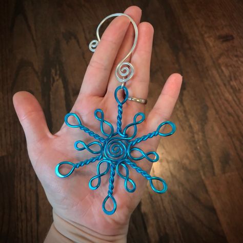 Wire Christmas Tree SNOWFLAKE Ornament Hand Hammered With - Etsy Canada Christmas Ornament Hangers, Wire Holiday Ornaments, Metal Christmas Ornaments Diy, Wire Snowflake Ornament, Wire Wrapped Ornaments Diy Christmas, Wire Wrapped Snowflake, Wire Wrapped Ornaments, Wire Ornaments Christmas, Christmas Wire Art