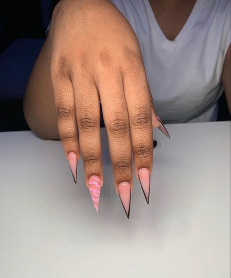 Medium Stilleto Nails French Tip, Silento Nails Ideas, Short Stelltos Nails, Short Acrylic Nails Stiletto, Square And Stiletto Nails Together, Stilleto Nails 2024, Medium Length Stiletto Nails, Medium Stilleto Nails, Short Stiletto Nails Designs