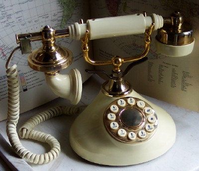 love vintage phones. Home Phone Aesthetic, Vintage Phone Aesthetic, Vintage Telephone Aesthetic, Retro Telephone Aesthetic, Vintage Phone, Old Telephone Aesthetic, Old Telephone Aesthetic Vintage, Old Style Telephone, 50s Telephone