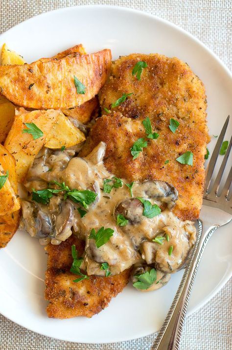 Gluten Free German Schnitzel with mushroom gravy is wunderbar! Tender & juicy chicken cutlets fried to crispy perfection. Easy to follow recipe, only 30 minutes. Gravy Turkey, German Schnitzel, Mushroom Sauce Recipe, Fat Loss Foods, Turkey Gravy, Mushroom Gravy, Gluten Free Dinner, Recipe Roundup, Diet Keto