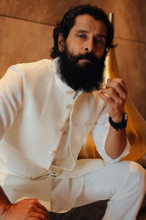 Dhruv Vikram, Chiyaan Vikram, Hairstyle Indian, Ponniyin Selvan, Bridal Hairstyle Indian Wedding, Mani Ratnam, Mens Indian Wear, Cute Movie Scenes, Dress Men