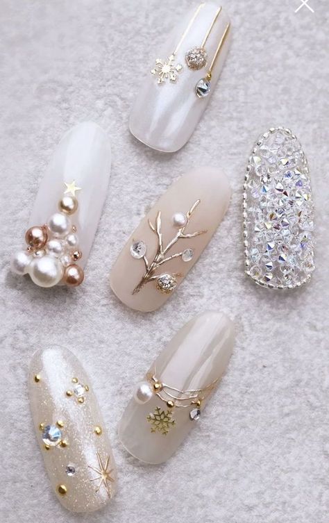 Looking for super cute and elegant Christmas nails for the holiday season? Peep our top 25 Christmas nail designs to inspire your next #manicure. Winter nails | December nails | holiday nails #christmas #nail #nailart #winter Xmas Nail Art, Nagellack Trends, Beauty Nails Design, Fancy Nails Designs, Christmas Gel Nails, Summer Nail Art, Art Summer, New Year's Nails, Elegant Nails