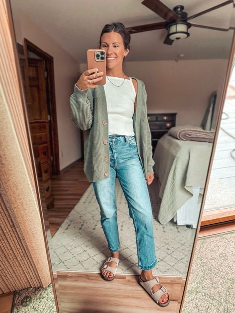 Sweat Shirt And Jeans Outfit, Cropped Tank Top Outfit Summer, Casual End Of Summer Outfit, Taupe Birkenstock Outfit, Jeans And Birkenstocks Outfits, Outfit With Birkenstocks, Jeans And Sandals Outfit, Summer Into Fall Outfits, Tank Top And Jeans Outfit