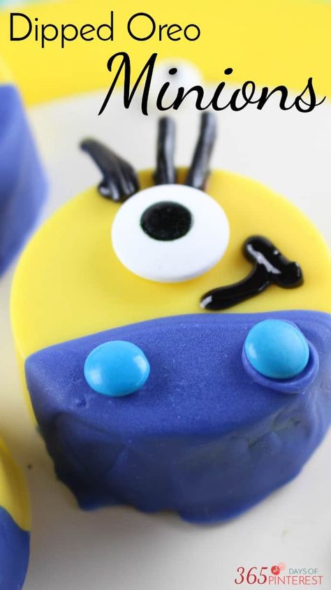 Dipped Oreo Minions - Simple and Seasonal Minion Desserts, Minions Movie Night, Upside Down Apple Pie, Despicable Me Birthday Party, Despicable Me Birthday, Kid Cakes, Minions Birthday, Mini Chef, Fluff Recipe