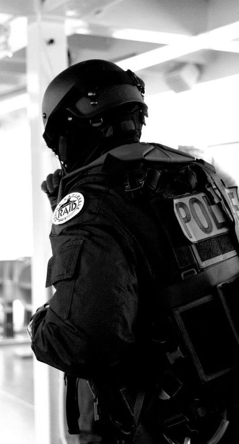 French tactical Police - Raid Police Aesthetic Uniform, Police Wallpaper, Police Aesthetic, Swimming Senior Pictures, Tactical Police, French Police, Swat Police, Detective Aesthetic, Police Life