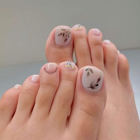 Toe Nail Designs Flower, Flower Toe Nail Designs, Flower Pedicure, Flower Toe Nails, Nail Designs Easy Diy, Easy Toe Nail Designs, 2022 Nails, Pedicure Designs Toenails, Pedicure Ideas